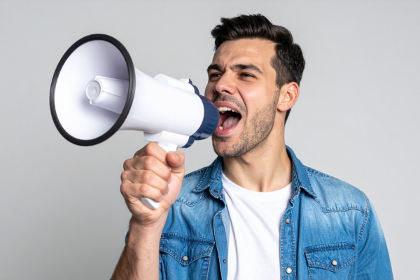 Homem falando alto no megafone, representando como melhorar o speaking em inglês com confiança, fluência e pronúncia clara