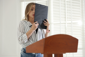 Mulher no púlpito superando timidez para falar em público, representando como perder a vergonha de falar inglês com confiança e prática