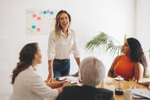 Gestor conduzindo reunião corporativa em inglês com equipe global