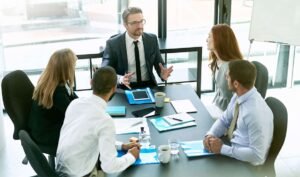 Tipos de reuniões corporativas lideradas em inglês por profissionais brasileiros