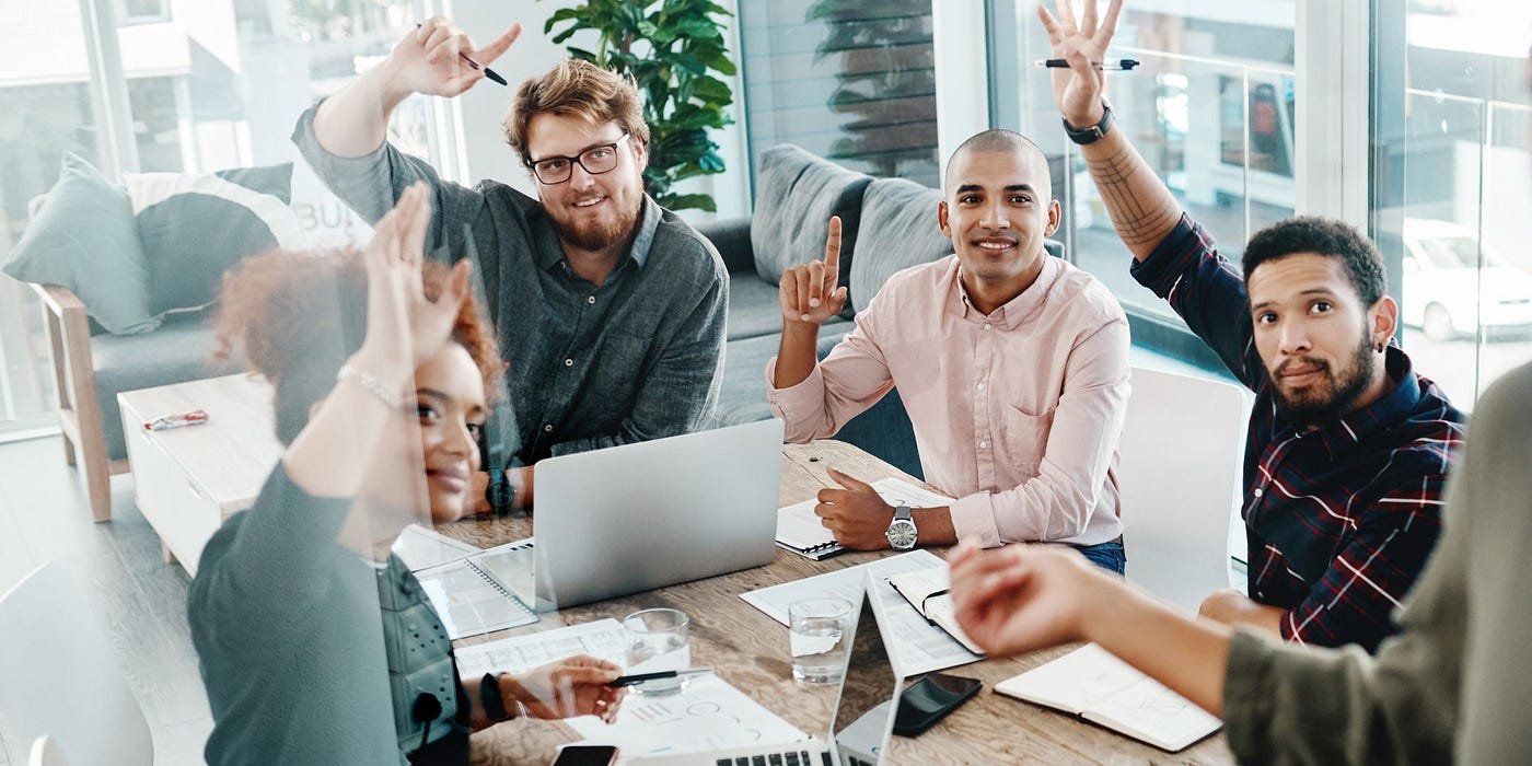 Profissional participando de reunião em inglês com equipe internacional