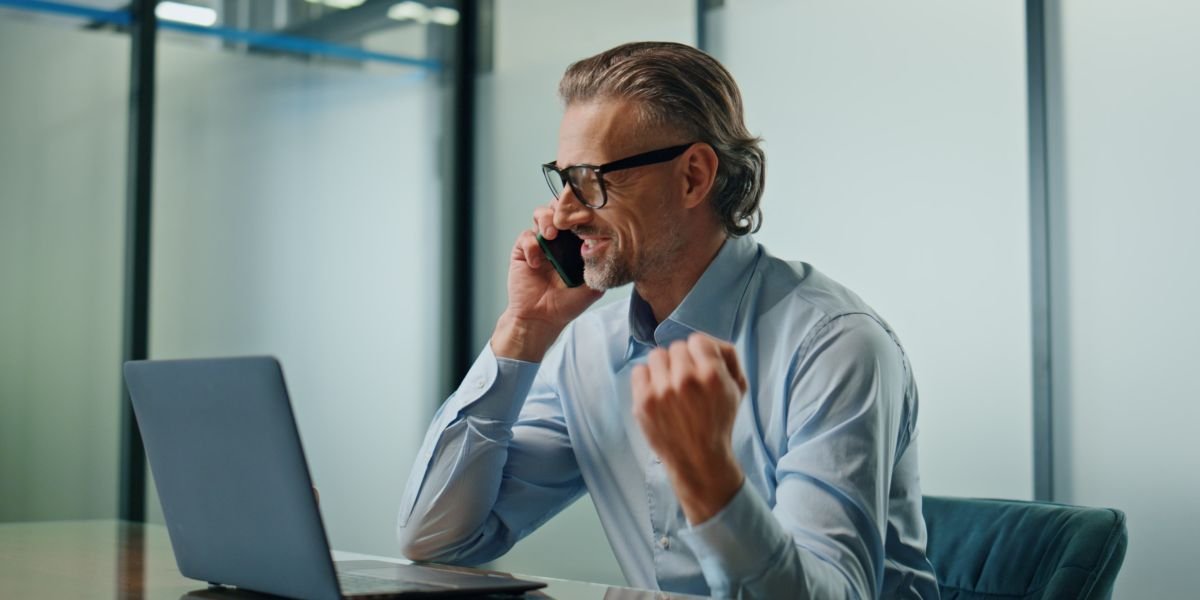 Executivo em Curitiba estudando Business English online — profissional de alto nível em aula de inglês corporativo