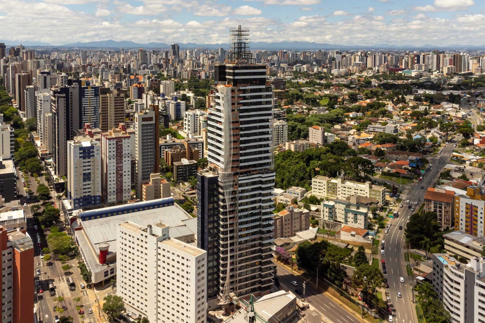 Vista do Bigorrilho Curitiba com o Parque Barigui ao fundo — qualidade de vida e perfil profissional de alto padrão