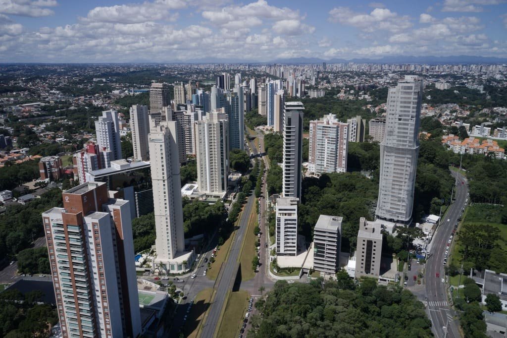 Rua Deputado Heitor Alencar Furtado Ecoville Curitiba no outono — liquidâmbares com folhas avermelhadas, cartão-postal do bairro