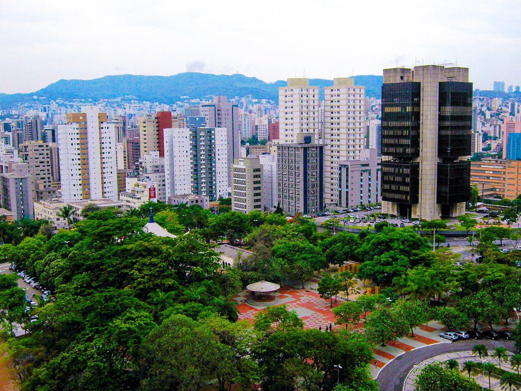 Vista do bairro Lourdes em Belo Horizonte — ambiente corporativo de alto nível