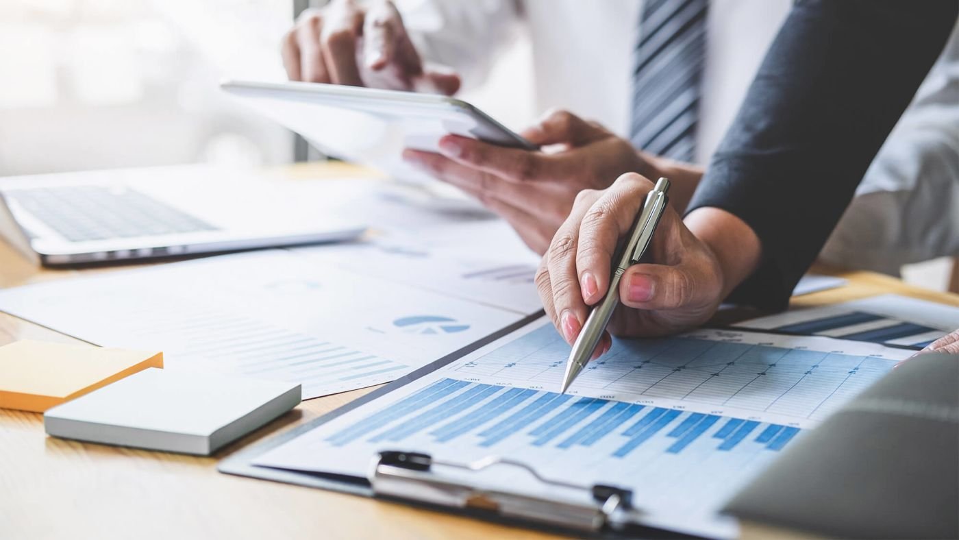 Adulto criando plano de estudos de inglês com caderno e computador