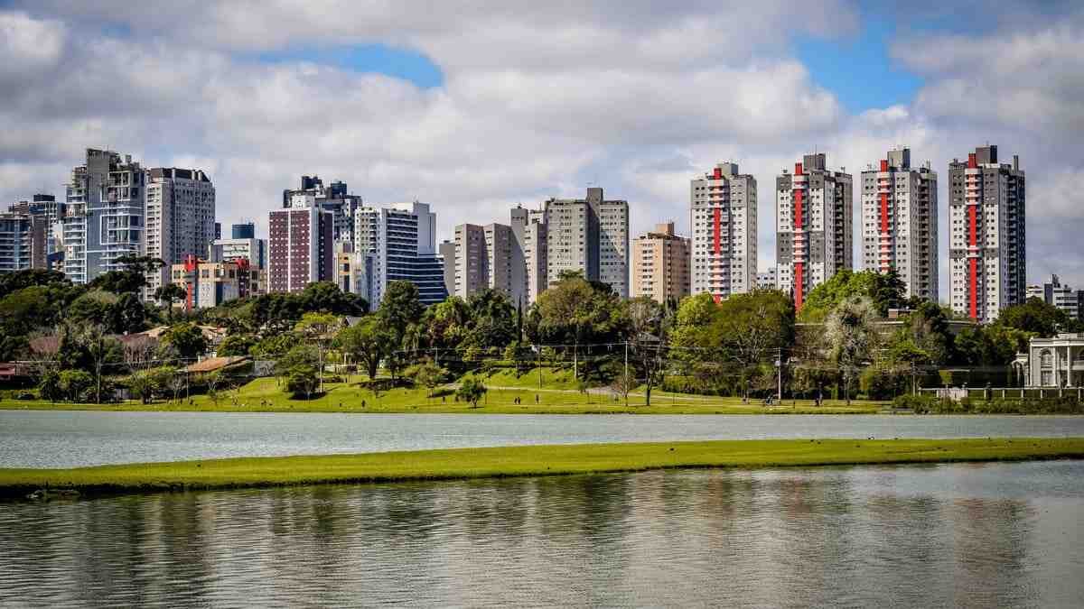 Bairro Bigorrilho em Curitiba — maior concentração de edifícios por metro quadrado da capital paranaense