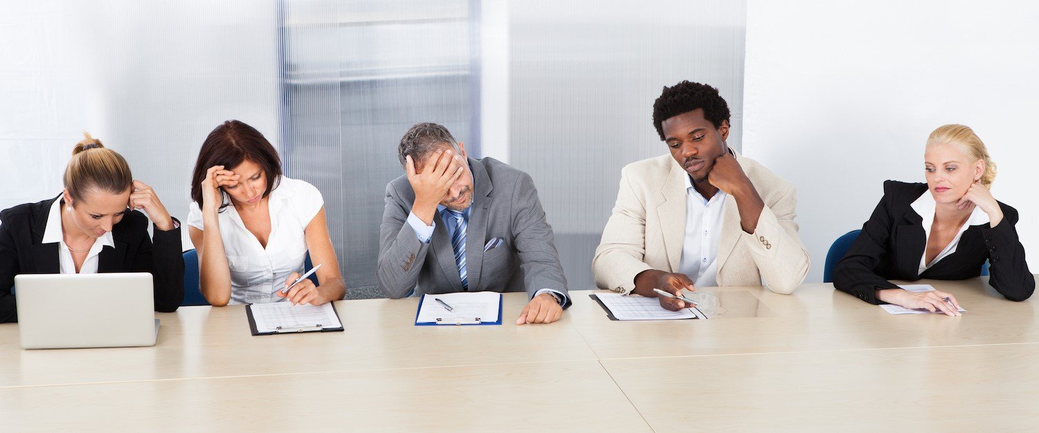 Adulto brasileiro frustrado por estudar inglês por anos e ainda não conseguir falar