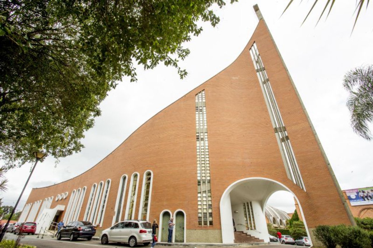 Igreja do Cristo Rei Curitiba em formato de barco — Santuário Cristo Rei e São Judas Tadeu, cartão-postal do bairro
