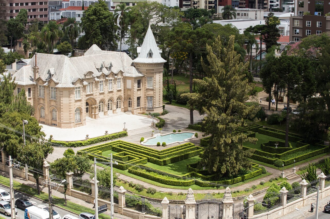 Castelinho do Batel — construído em 1924, um dos marcos históricos da Avenida do Batel