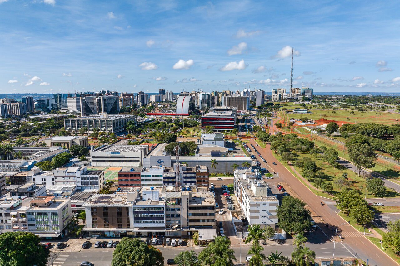Vista da Asa Norte com seus blocos residenciais e a paisagem do Plano Piloto de Brasília