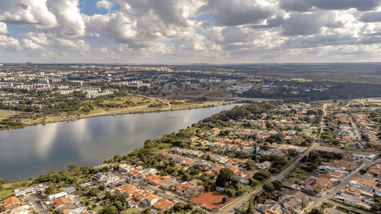 Lago Norte em Brasília, região residencial e arborizada às margens do Lago Paranoá