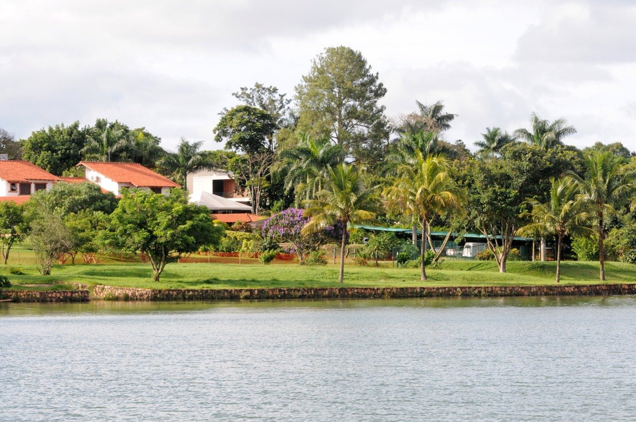Orla do Lago Norte com área verde e qualidade de vida, bairro residencial de Brasília