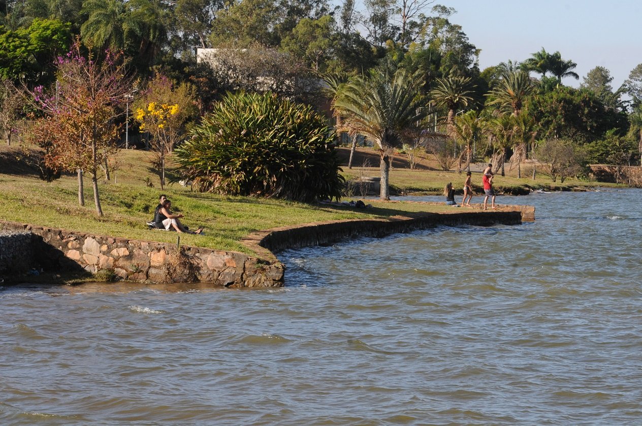 Área residencial e verde do Lago Norte, com casas e natureza às margens do Lago Paranoá em Brasília