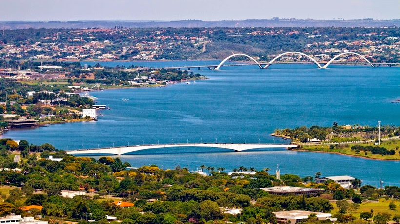 Orla do Lago Sul com residências e vegetação, uma das regiões mais valorizadas do DF