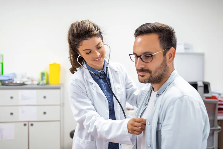 Profissional da saúde estudando — inglês médico para artigos, pesquisa e atualização científica